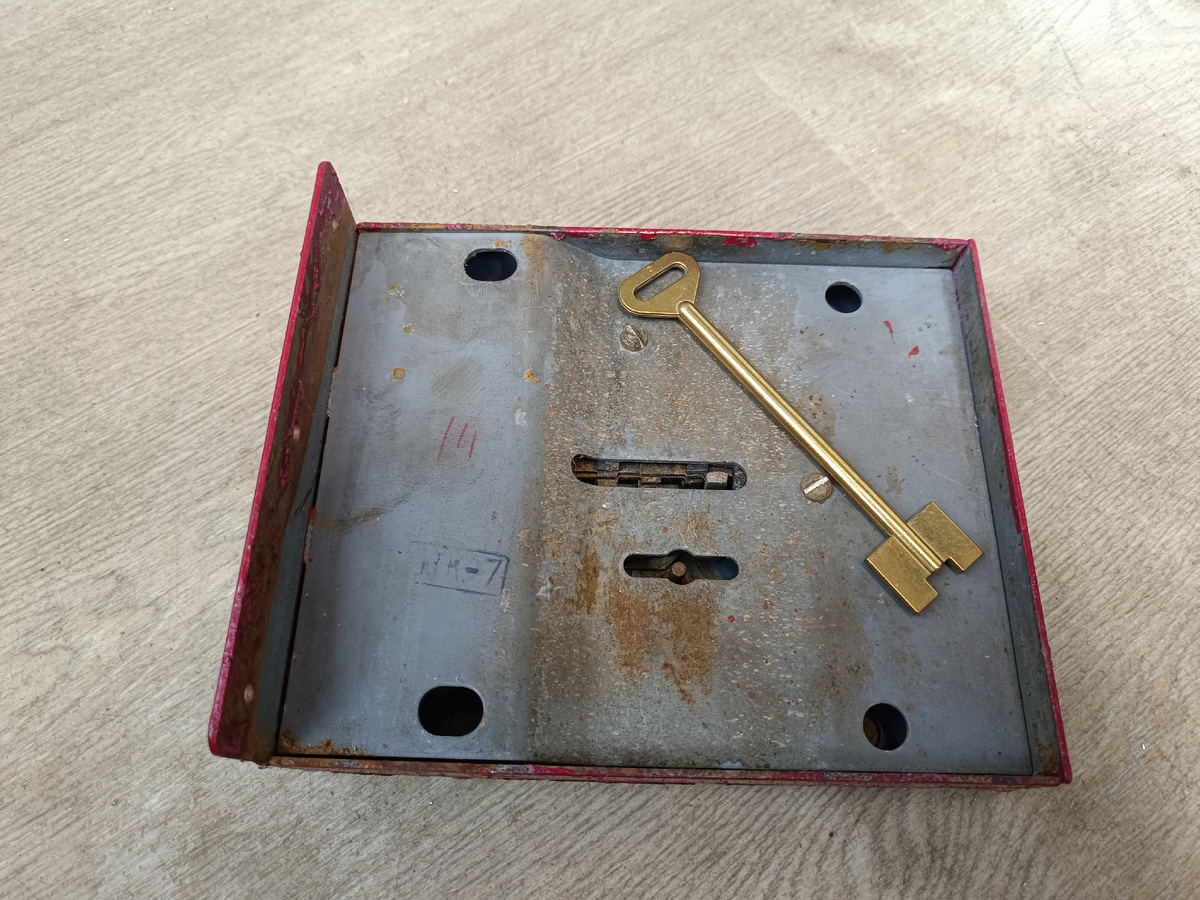 Обратите внимание на сувальды в окошке крышки замка.