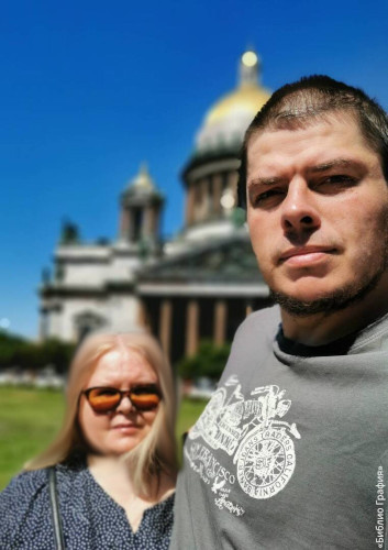 Ни одной путной совместной фотографии на фоне достопримечательностей у нас не получилось. Селфи-палку мы забыли дома.