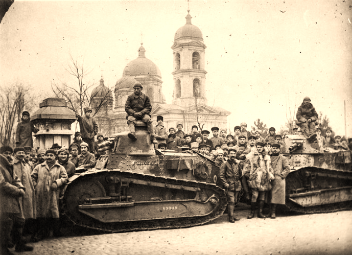 Рис. 2. Французские легкие танки «Renault FT» в Одессе в окружении французских и греческих солдат. В центре пушечный танк с литой башней. На консоли его шасси хорошо виден номер – 69009. Танк справа имеет клепаную граненую башню. Его номер неизвестен 