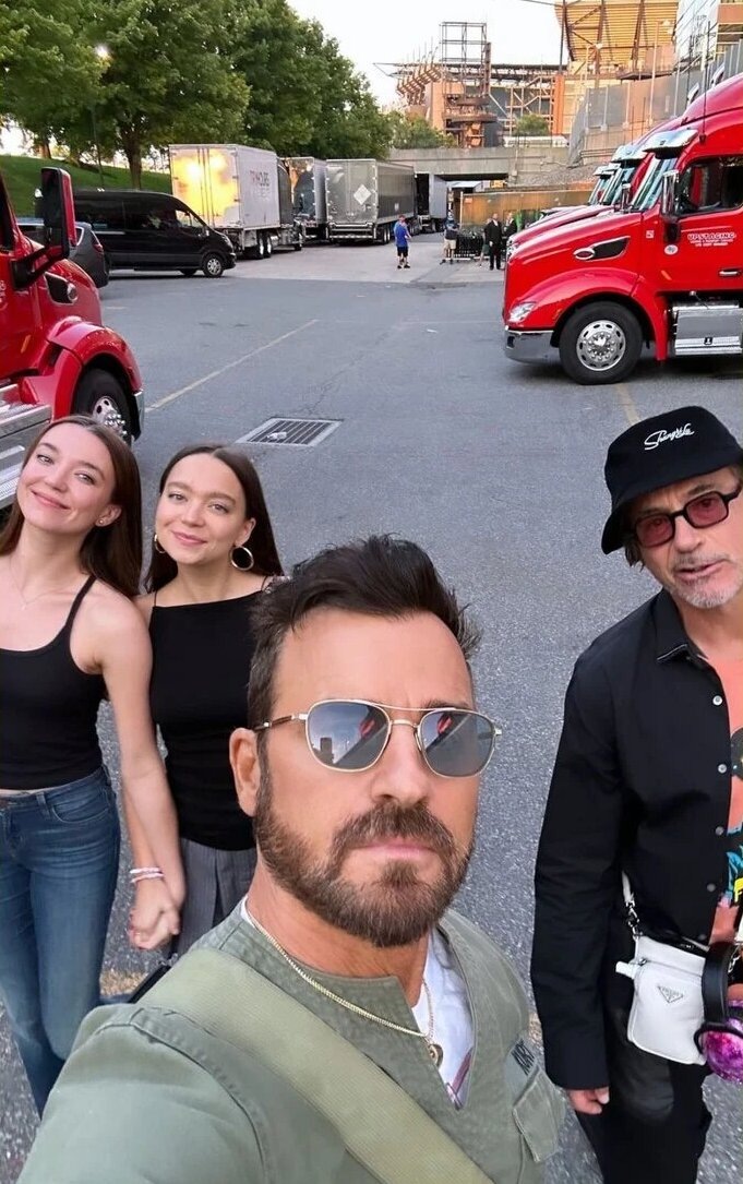 Джастин Теру с девушкой, ее сестрой и Робертом Дауни-младшим