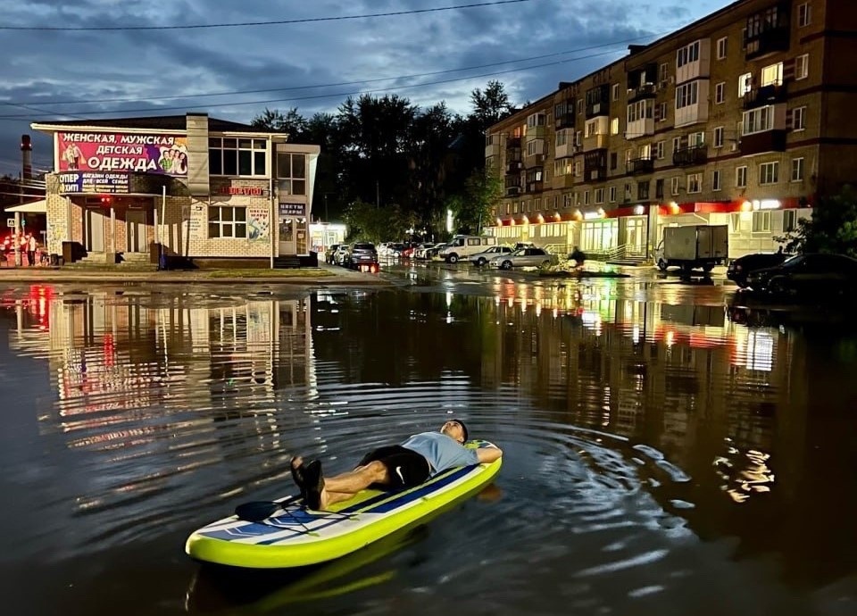    На сапборде местный житель передвигался на перекрестке улицы Чугунова и Стеклозаводского шоссе после ливня