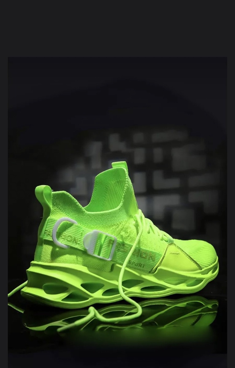 Кроссовки мужские с дырчатой подошвой . Очень удобные для бега , занятия спортом и вообще активным образом жизни . Дышащий материал + ортопедическая стелька. Эти кроссовки выделяются за счет своей подошвы, которая очень хорошо амортизирует, тем самым помогает с легкостью преодолевать большие дистанции. Такая обувь предоставлена в трех цветах: черный , зеленый и белый. Такие кроссовки можно подарить на день рождение или любой другой праздник, и их обязательно оценят.