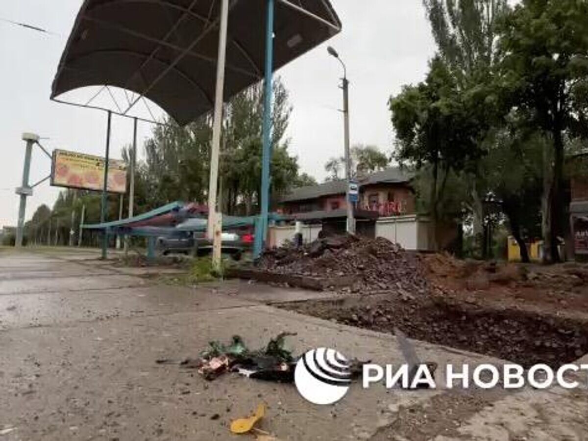    Украинские войска нанесли удар дроном-камикадзе по остановке общественного транспорта в Горловке© РИА Новости