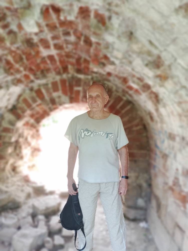 А это я сам, смотрящий изнутри крепостной стены, "отсюда" "туда".