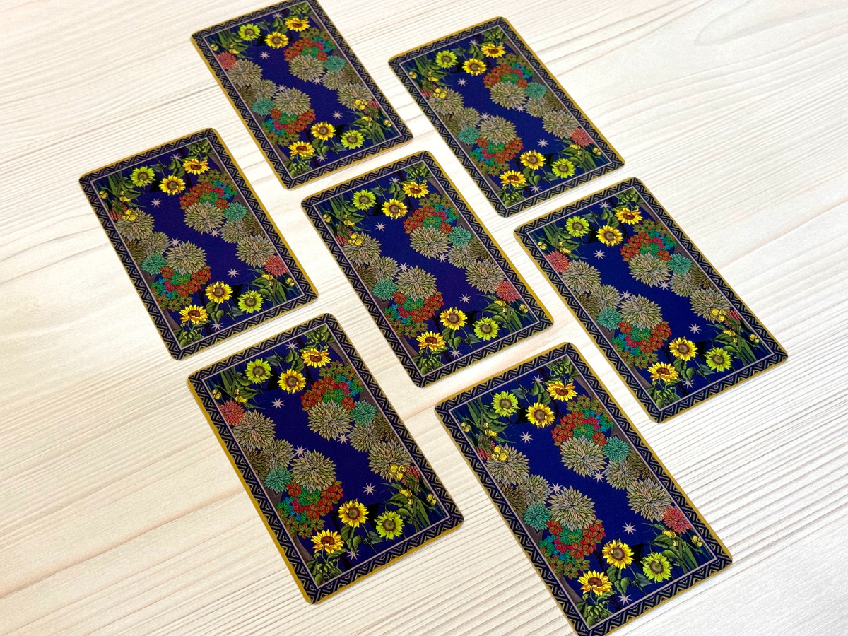 Расклад подходит как для просмотра романтических отношений, так и для анализа дружеских или деловых связей.