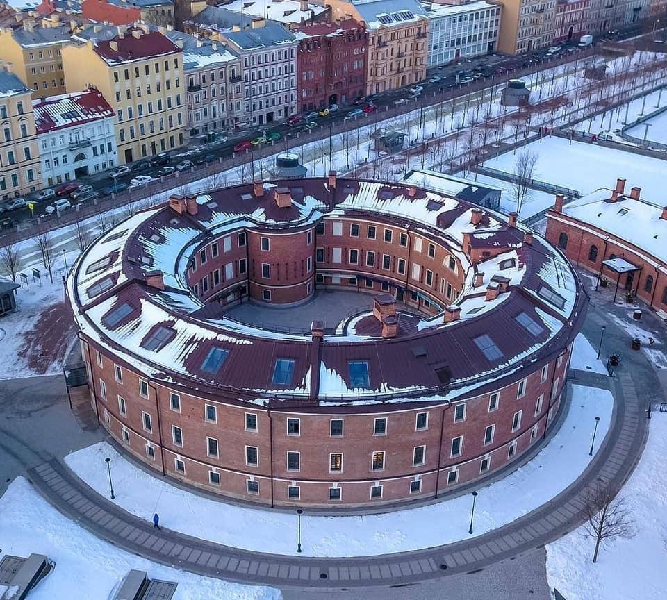 Знаменитая «Бутылка» на территории Новой Голландии . Бывшее здание военной тюрьмы. 