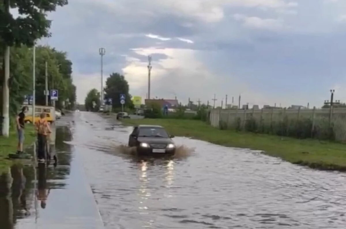    Дороги ушли под воду после сильного ливня в Пролетарском районе Тулы