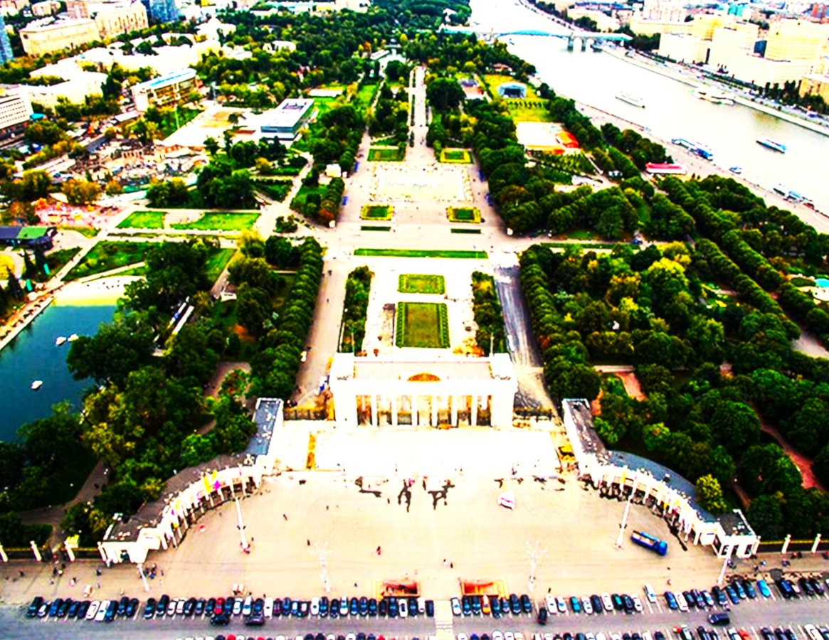 Парк Горького в Москве занимает огромную территорию. Ссылка: https://yandex.ru/images/search?