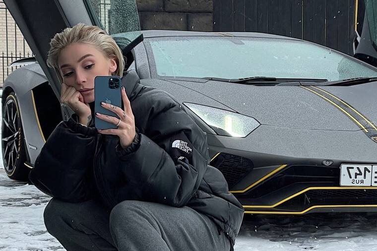 Ивлеева на фоне отобранной за долги Ламборгини