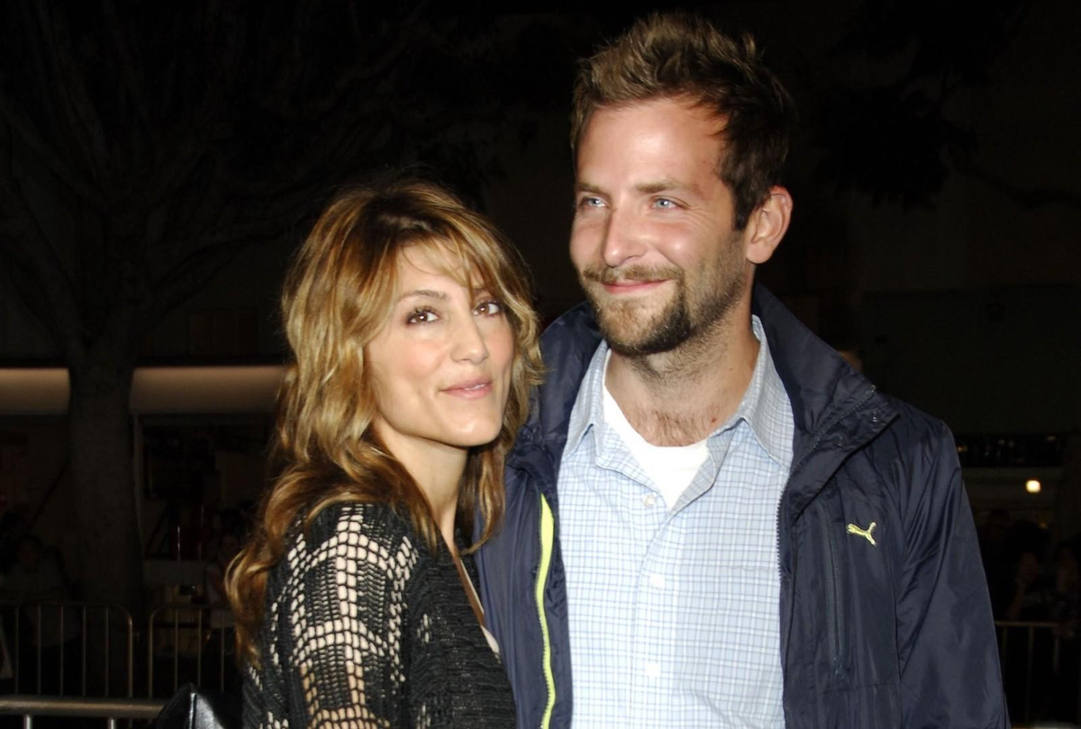 Брэдли Купер с Дженнифер Эспозито, пара кажется очень счастливой.