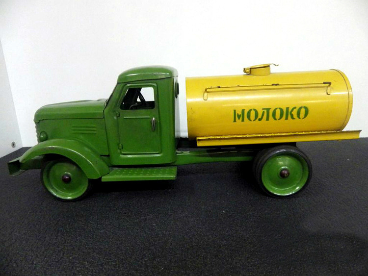 Автомобиль "Молоко", производитель Московский завод "СиМ". Фото из открытых источников, листаем галерею -->>