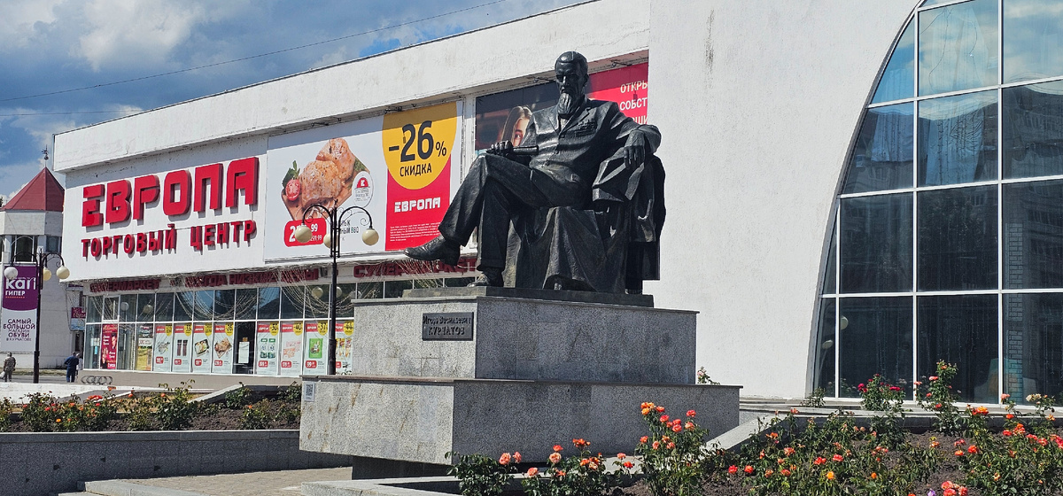 Памятник Игорю Васильевичу Курчатову в центре города