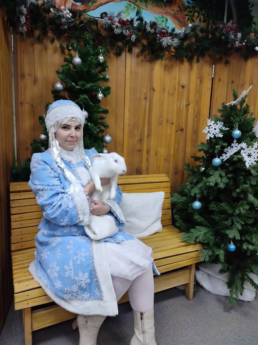 Я и снегурочкой работала, жарко однако в квартирах и на улице холодно за -35. А потом лечилась пару месяцев от простуды. Но это был классный и нужный опыт, как говориться ищем везде плюсы. 