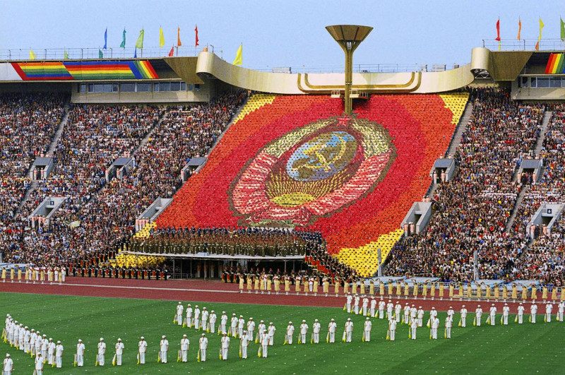 Советский плакат 1980 года</p>
<p>В эти июльские дни в 1980 году Москва праздновала начало Олимпиады, которую 19 июля открывал Леонид Ильич Брежнев.-3