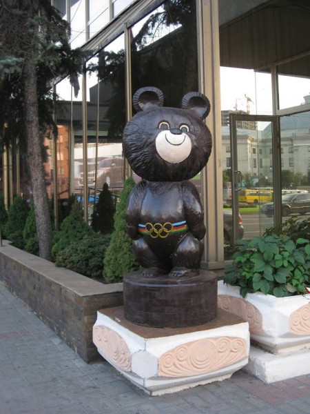 Советский плакат 1980 года</p>
<p>В эти июльские дни в 1980 году Москва праздновала начало Олимпиады, которую 19 июля открывал Леонид Ильич Брежнев.-8
