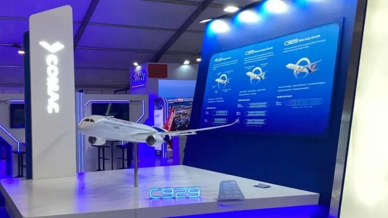 Модель С929 на стенде китайской авиакомпании Comac в Фарнборо-2024.