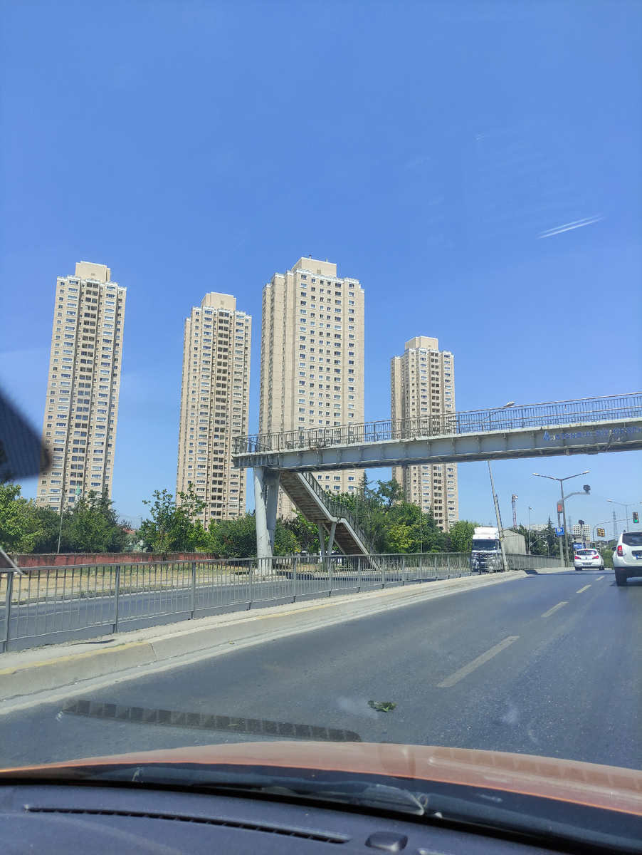 На машине нам удалось посмотреть такую Турцию, которую мы бы никогда не смогли бы увидеть, если бы прилетели на всё включено в отель. А это многоэтажки Стамбула на фото. 