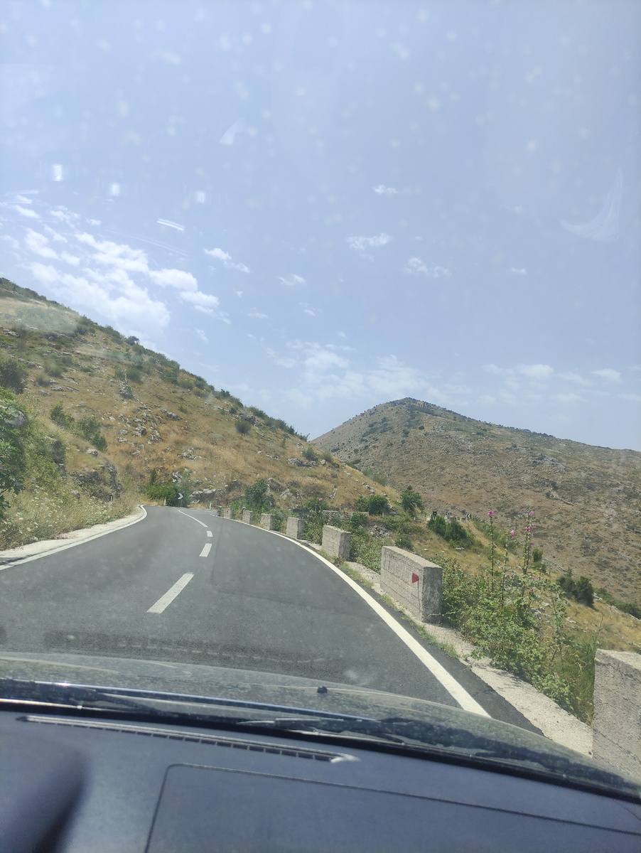 За поездку почти в месяц мы проехали 10 тыс. км на своей машине и ещё 1200 км на двух арендованных машинах. 