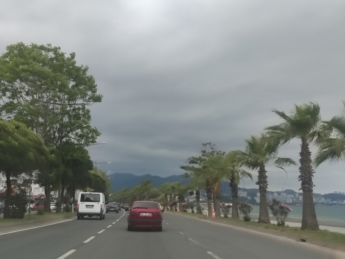 После кпп дорога ведёт туристов по Турции вдоль Чёрного моря. С одной стороны - дорога очень живописная и красивая. С другой - очень много населённых пунктов и скорость движения около 50 км/ч. Поэтому на обратный путь мы выбрали другую дорогу и другой пропускной пункт с Грузией. 