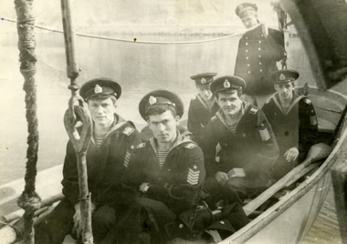 Фотография из собственного альбома. Спуск шлюпки для курсантской тренировки с борта БПК (большого противолодочного корабля) "Владивосток". Пятый курс. Преддипломная практика.