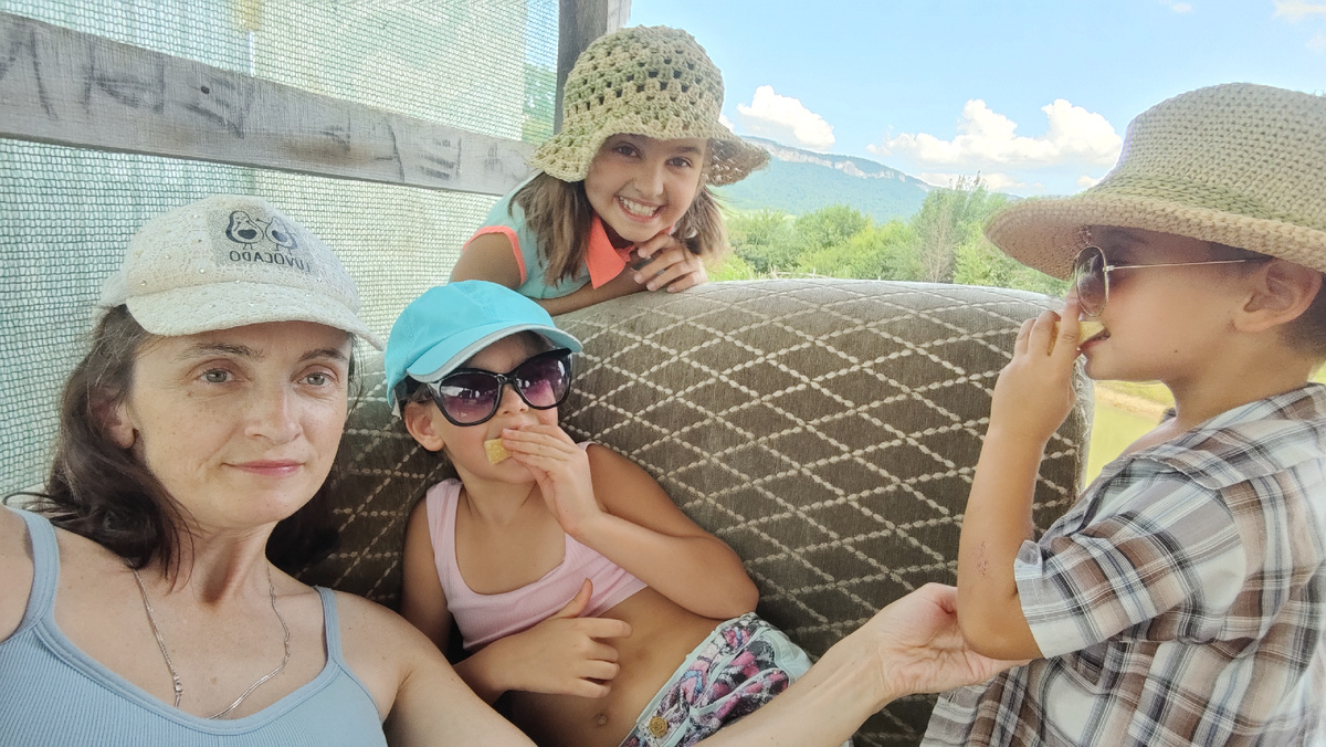 Вот мы поменялись кепками и смеемся играя роли друг друга