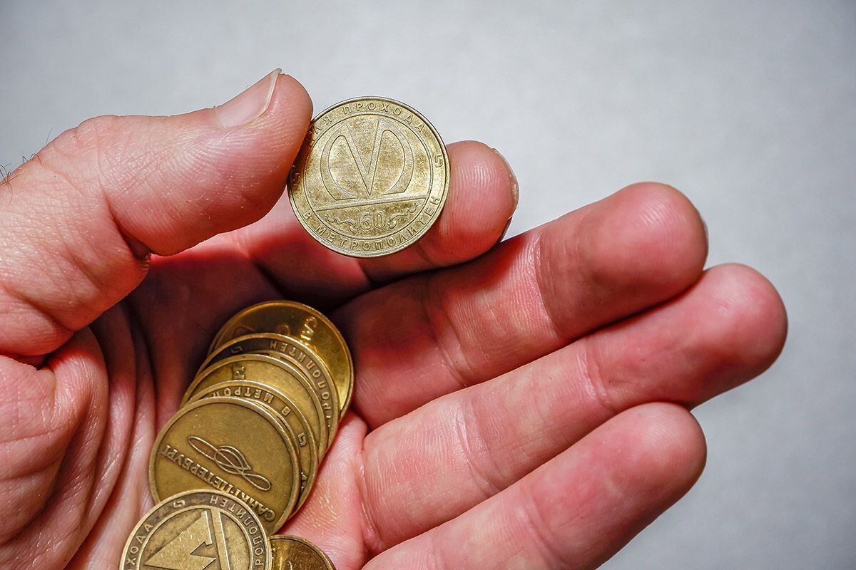 Работники метро шутят, что жетоны скоро станут раритетом. Поэтому стоит купить один хотя бы на память. Источник: Shutterstock📷
