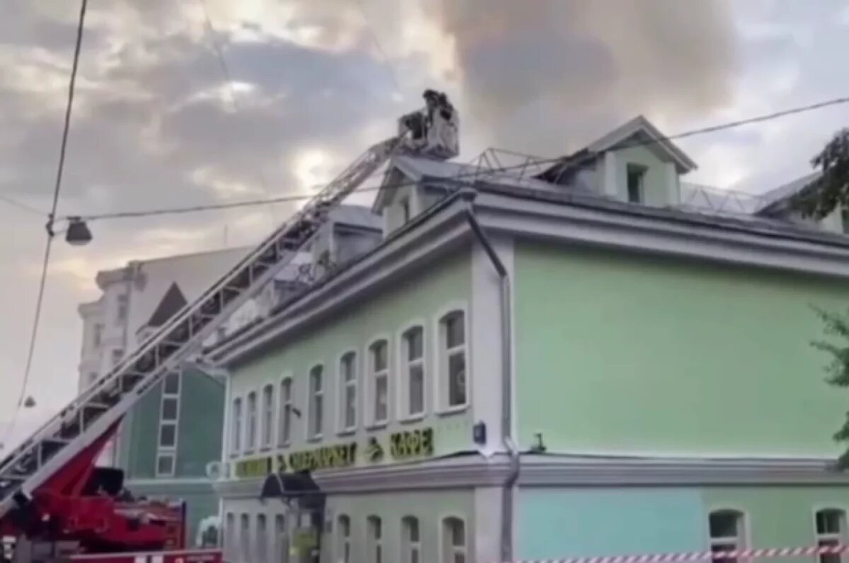    В центре Москвы в здании произошел пожар с частичным обрушением кровли
