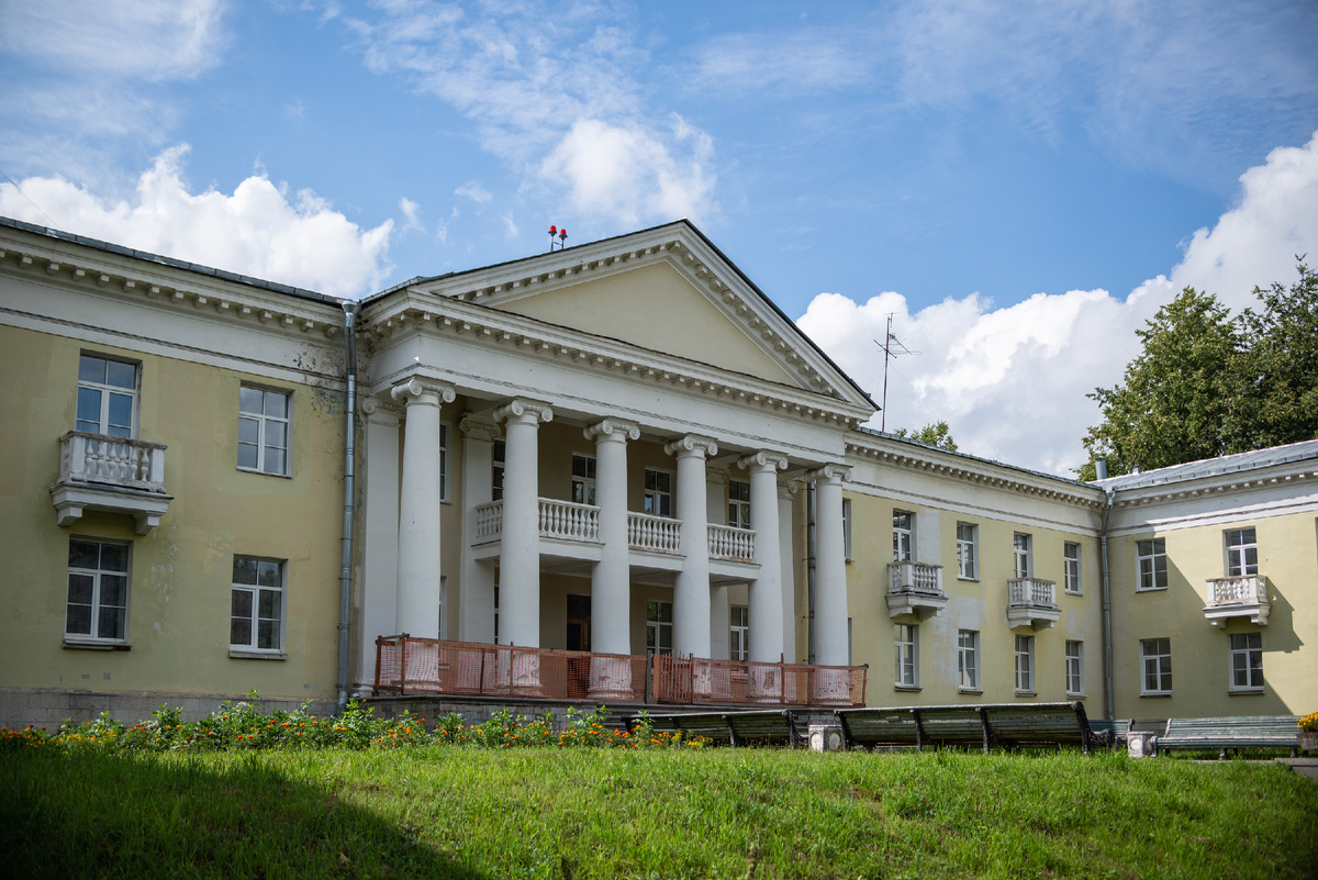 Здание гостиницы Пулковской обсерватории. В момент, когда я там был, оно находилось на ремонте. 