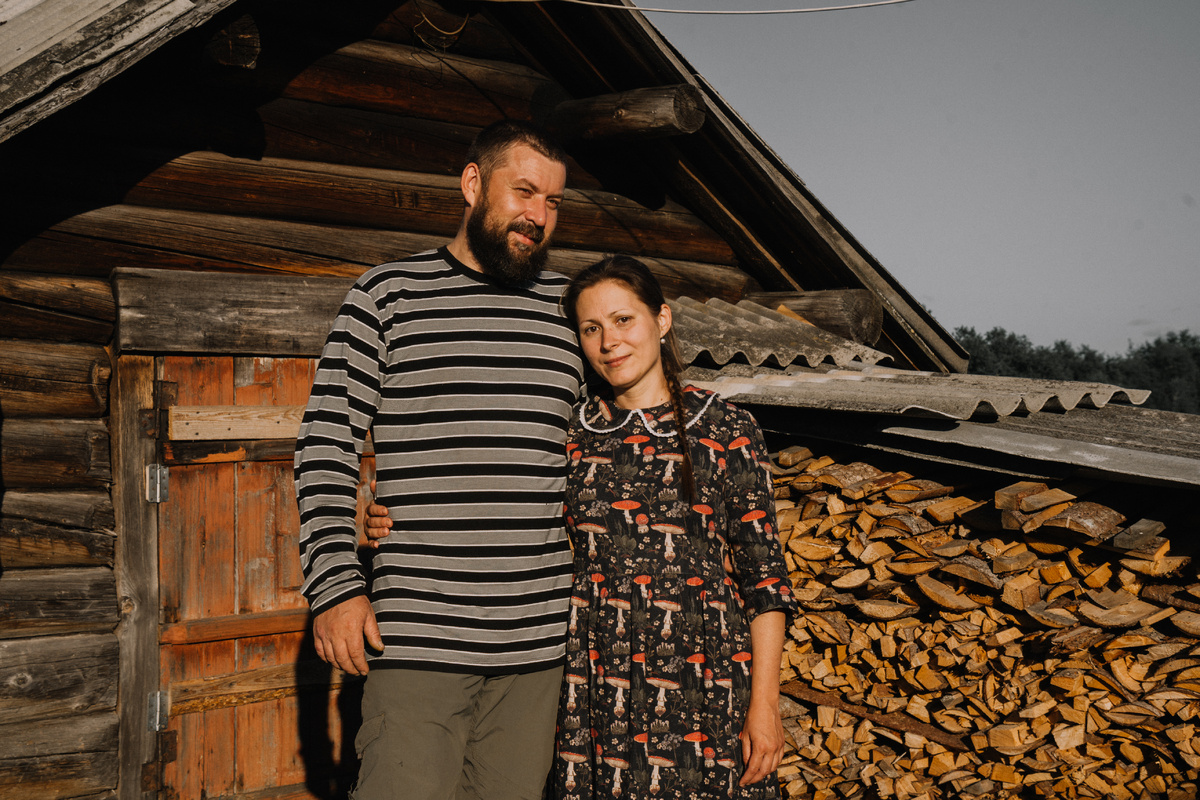 Олеся с мужем. Евгений - плотник реставратор, переехал в Ошевенск из Архангельска
