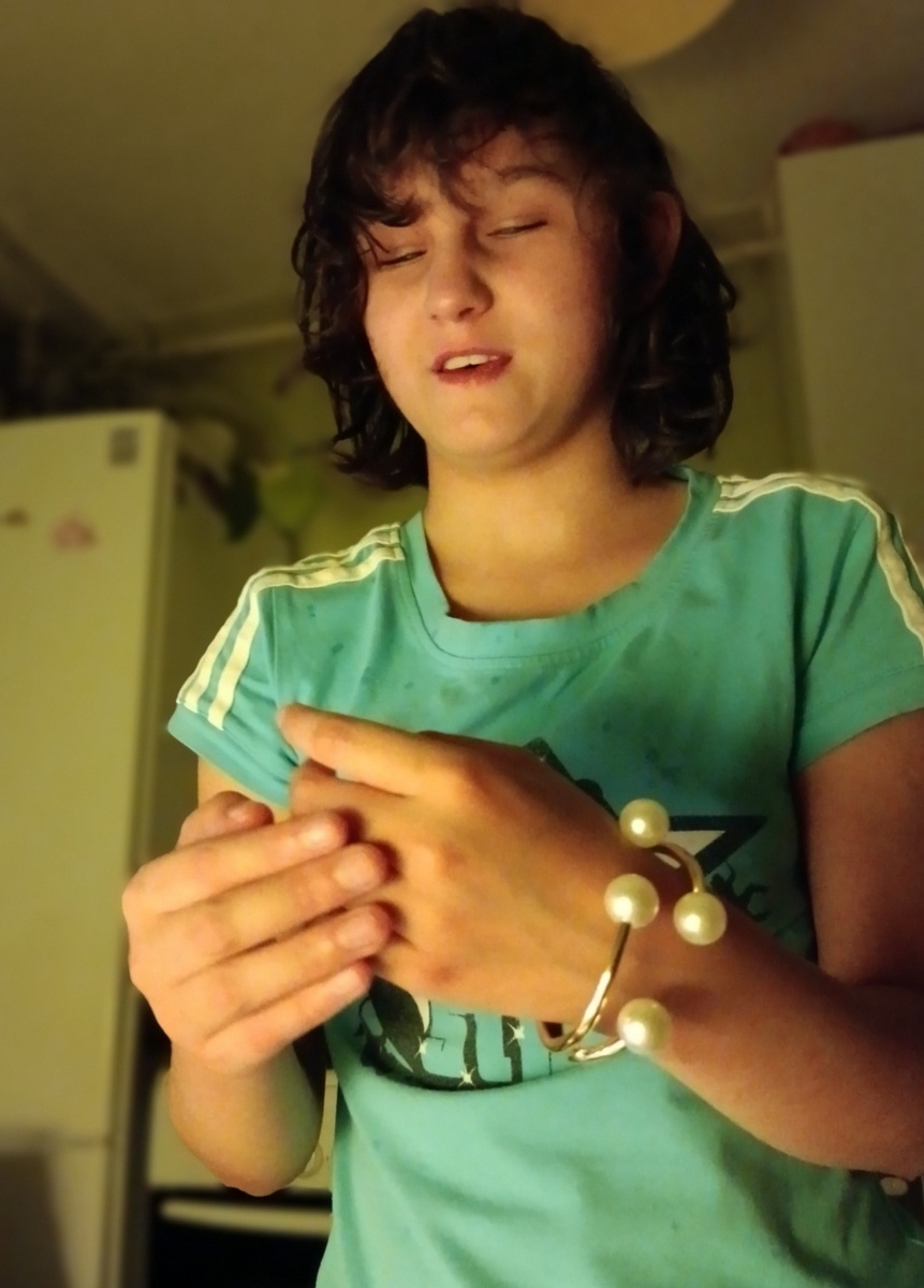 Алина меряет браслет. 