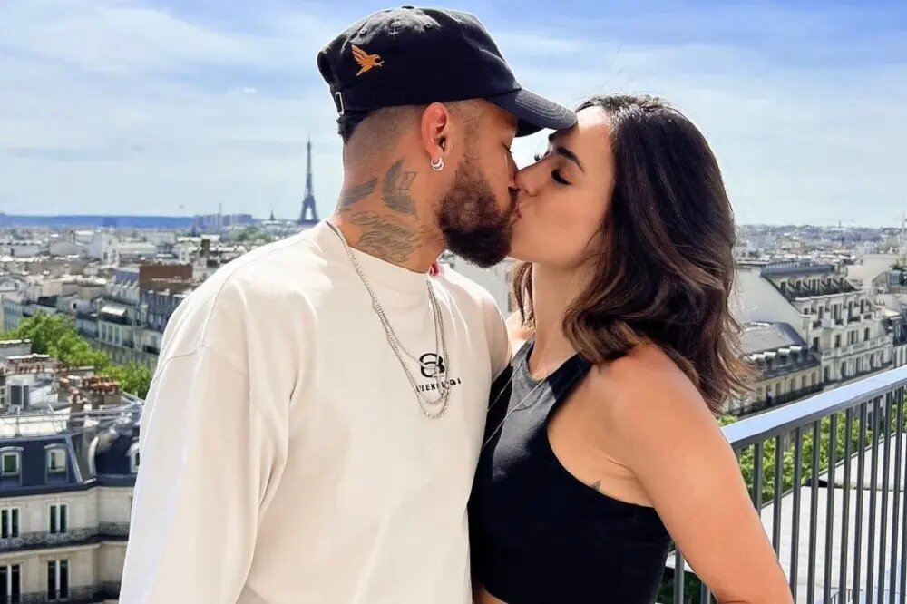 Неймар с матерью своего третьего ребенка