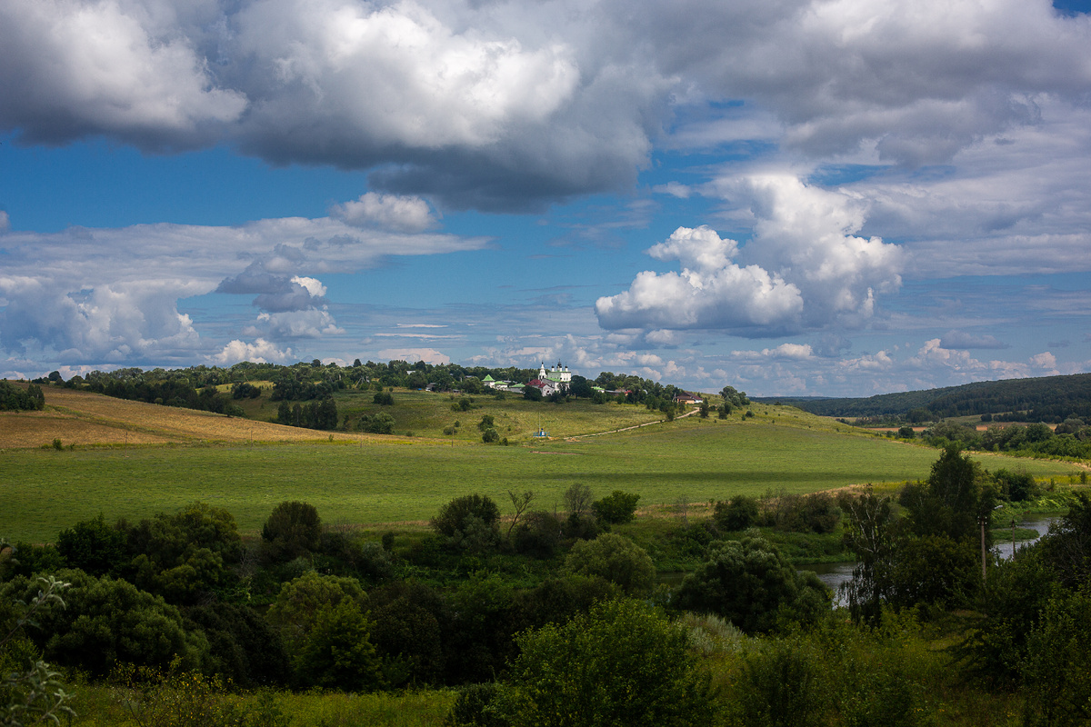 Долина реки Упа и вид на Рождества Богородицы Анастасов монастырь. Окрестности рабочего посёлка Одоев. Тульская область. Фото автора статьи  