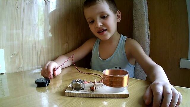 Мальчик и детекторный радиоприемник. Фото из открытых источников.