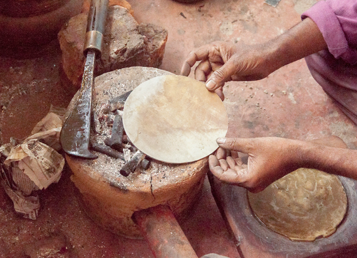 Так делают зеркала Аранмула. Фото: D'source