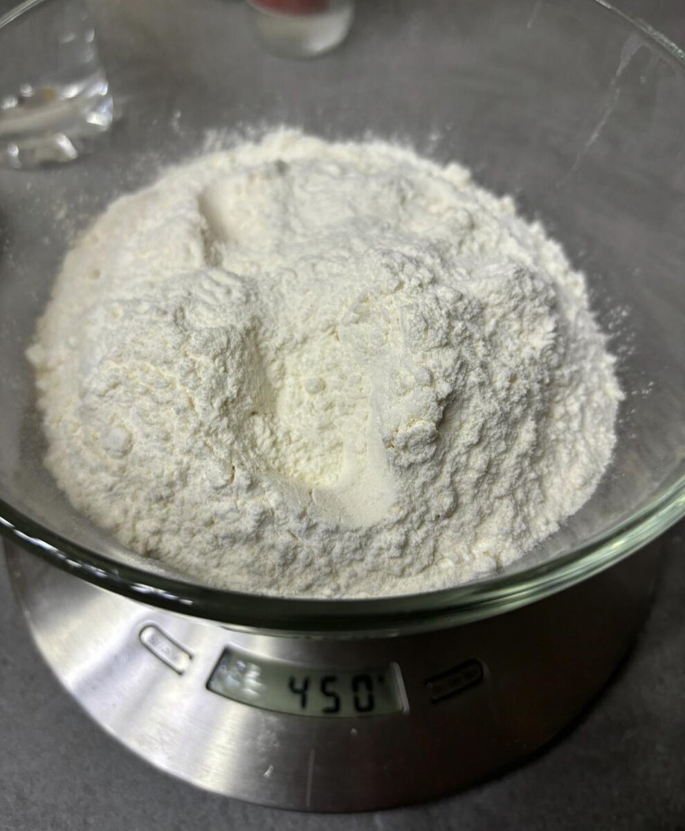 450 гр муки добавляем в емкость