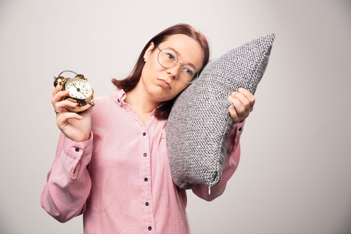 Источник изображения: <a href="https://ru.freepik.com/free-photo/model-molodoi-zensiny-derzasaa-podusku-na-belom-fone-foto-vysokogo-kacestva_11716908.htm#fromView=search&page=3&position=46&uuid=8fdfc83f-6ef7-4004-bc98-474a19549b32">Изображение от azerbaijan_stockers на Freepik</a>