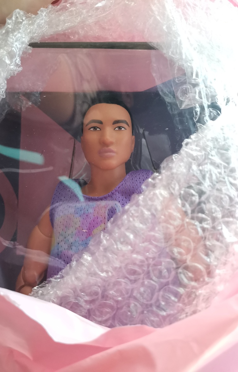 Парень был отловлен на озоне за 2550 р, и за его прибытие я переживала, поскольку вскоре после покупки из магазина исчезли все товары, а чат был отключен