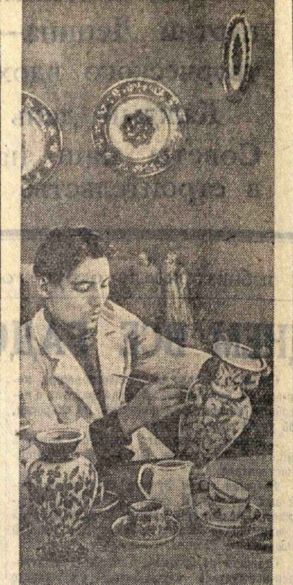 Коллектив Дмитровского фарфорового завода в социалистическом соревнования в Честь выборов в местные Советы обязался к 17 декабря закончить выполнение годового плана по выпуску валовой продукции. На снимке: художник А. КОНОВАЛОВ, кандидат в депутаты Талдомского районного Совета Московской области. За создание новых оригинальных рисунков для росписи фарфоровых изделий он награжден значком «Отличник местной промышленности». Фото В. ВЕСЕЛОВСКОГО, «ТАСС» (Комсомольская правда,  1950 г., № 288 (7846), 7 декабря)