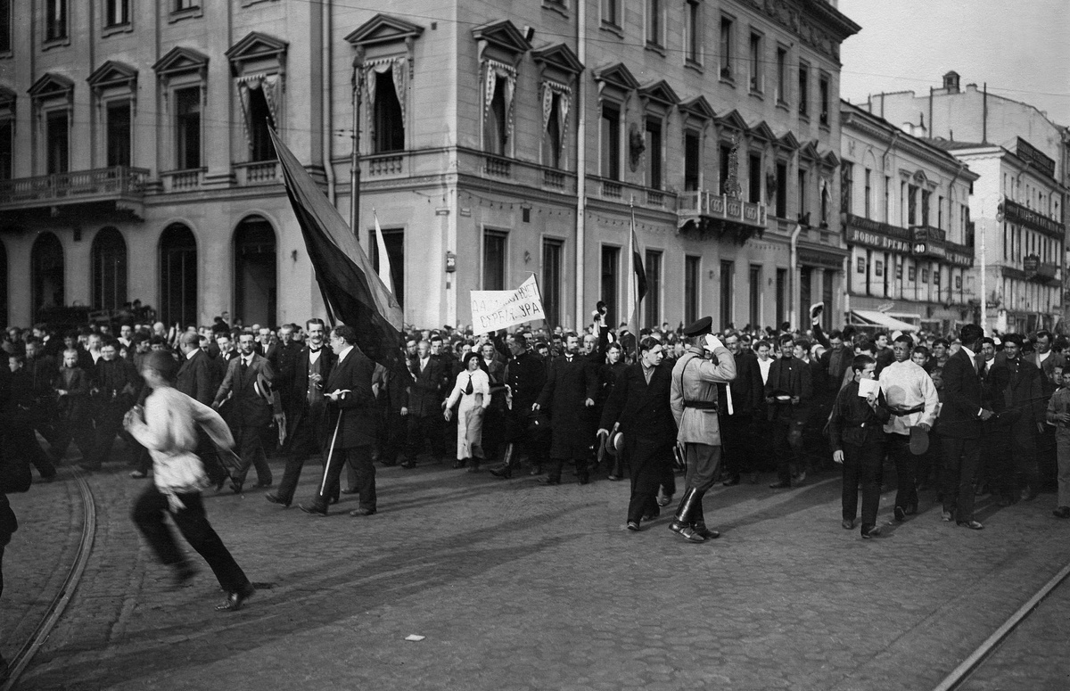 Манифестанты на углу Невского проспекта и Михайловской улицы. Санкт-Петербург. 15 (28) июля 1914 г. Фотография ателье К.К. Буллы. ЦГАКФФД СПб. Г 17