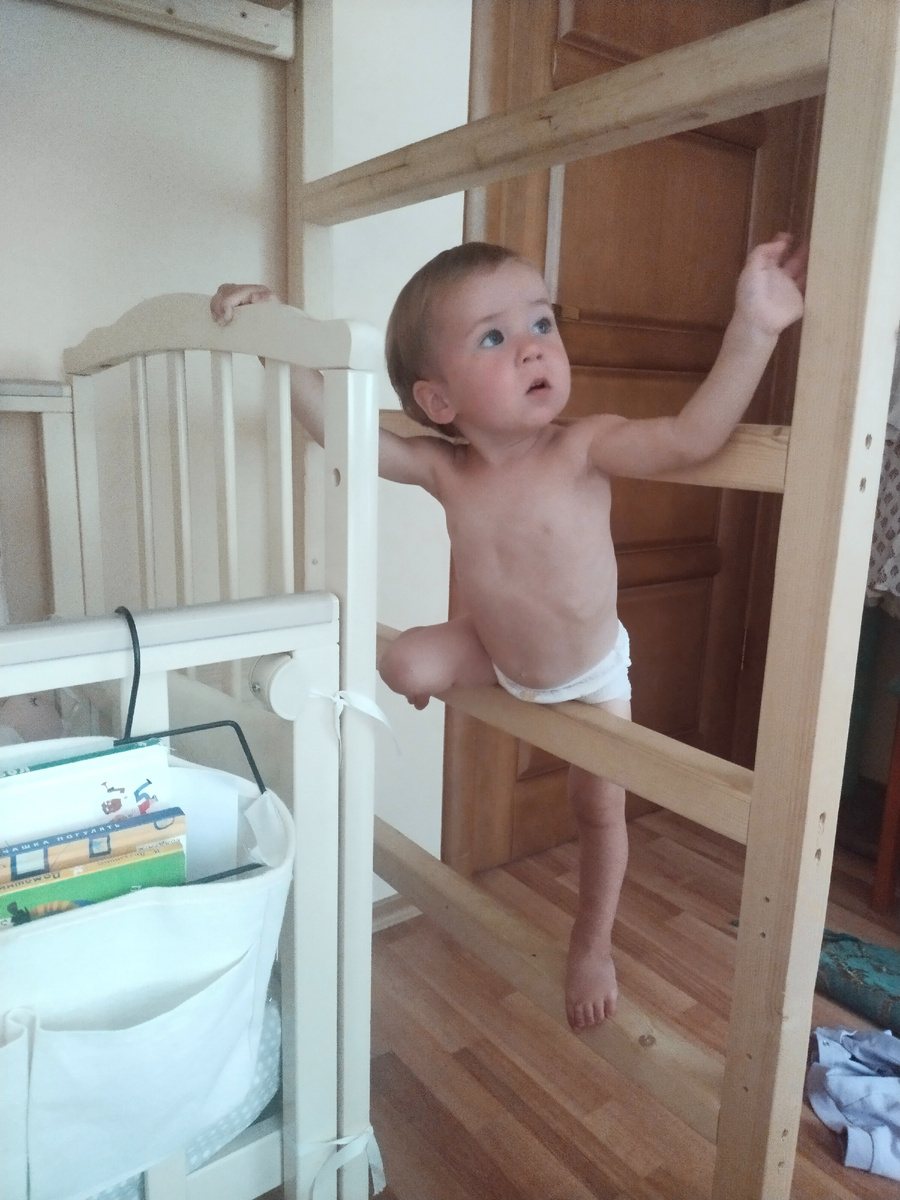 Мира осваивает второй этаж