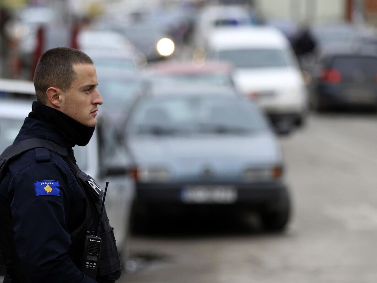    Сотрудник полиции Косово в северной части Косовска-Митровицы© AP Photo / Bojan Slavkovic
