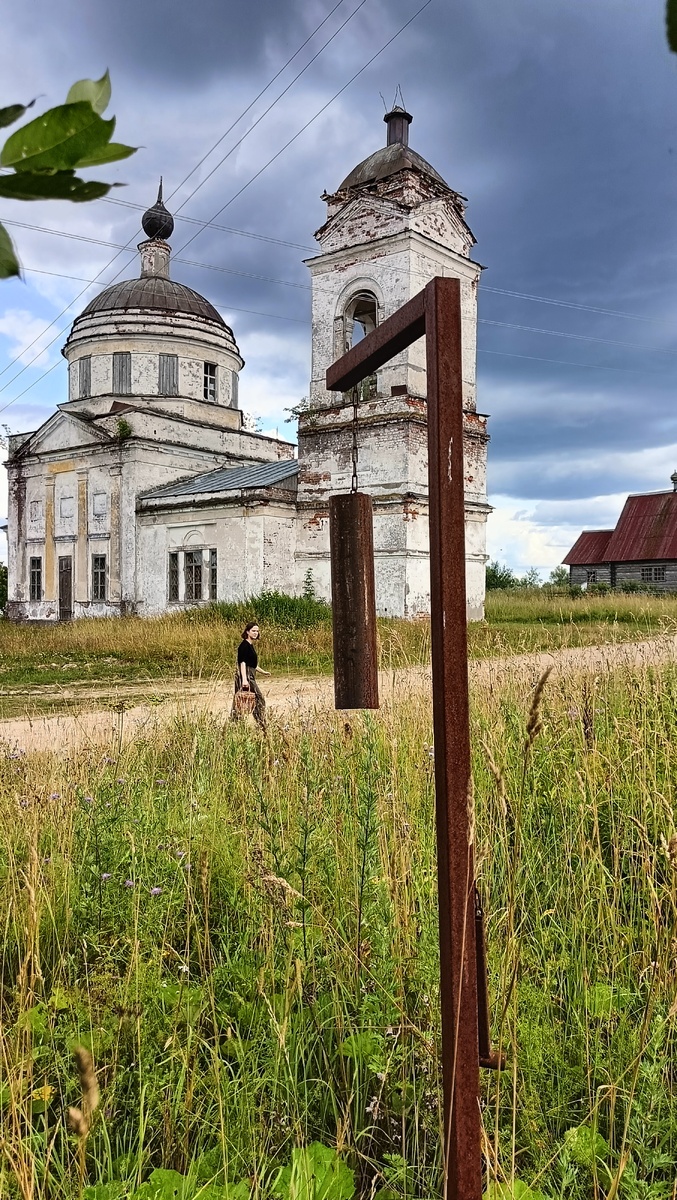   В XVIII веке в селе стояли по очереди одна за другой деревянные церкви, которые пришли в ветхость.  Помещики, владевшие тогда селом А.О. Стогова и О.В. Смирнов, с 1813 по 1830г. построили каменный храм на свои средства и средства прихожан. После пожара 1939г. Богослужения прекратились и храм использовался для разных других целей. В 1994г. вновь зарегистрирован православный приход. 