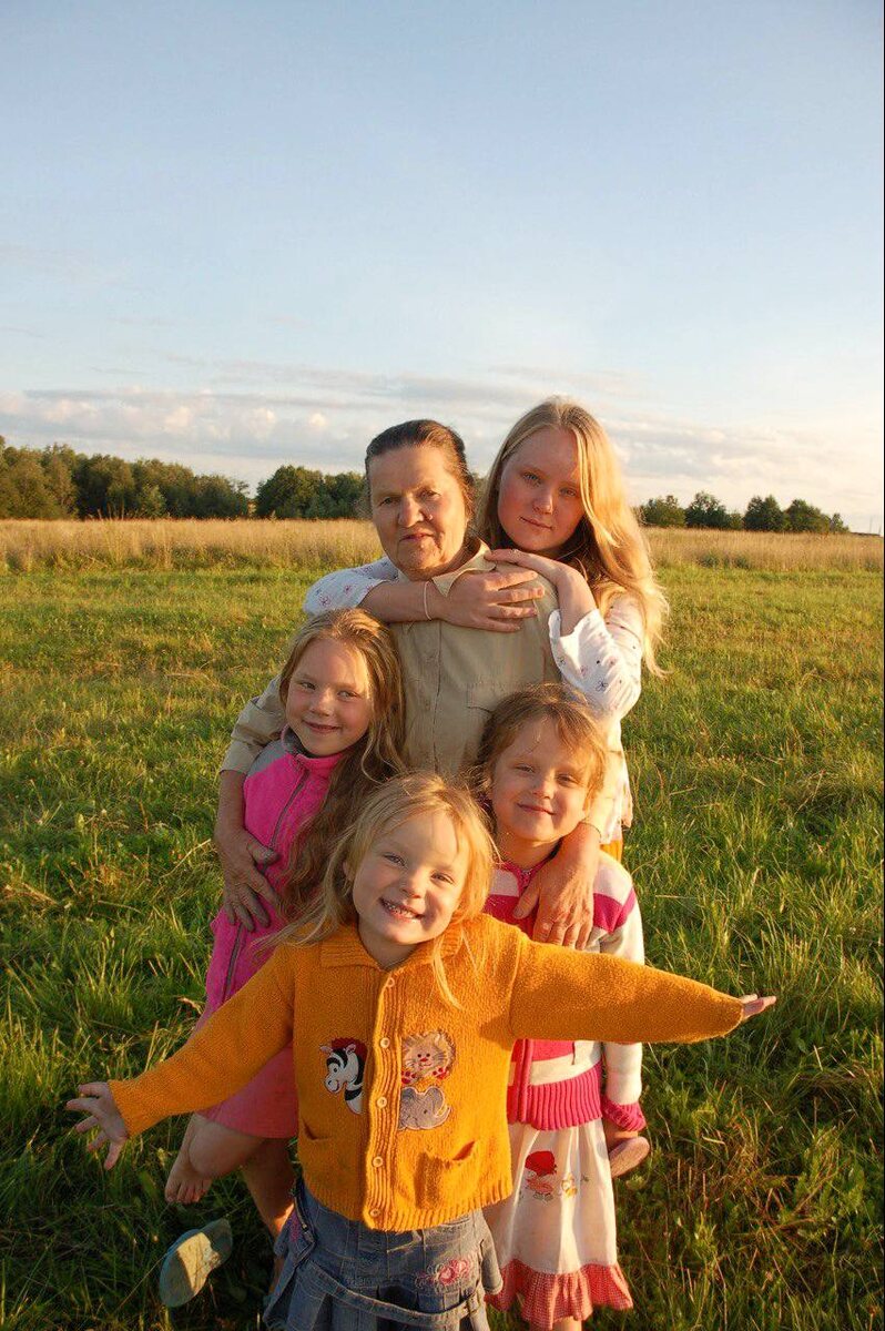 Мои дочки с бабушкой Аней, лето 2009 