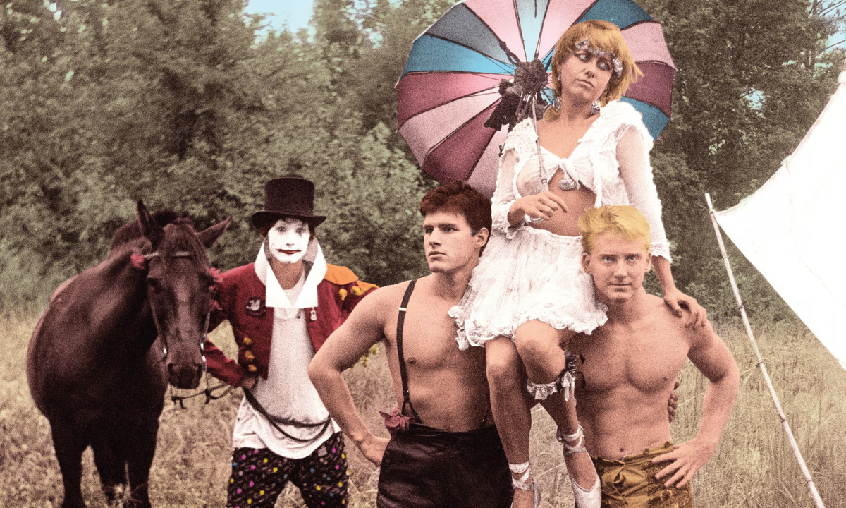 «Экзистенциальный бродячий цирк»… Лошадь Оди с Limbo District (слева направо), Джерри Айерс, Келли Кроу, Доминик Амет, Дэйви Стивенсон. 1982. Фотография: Марлис Ленц Кокс/Крис Билхеймер