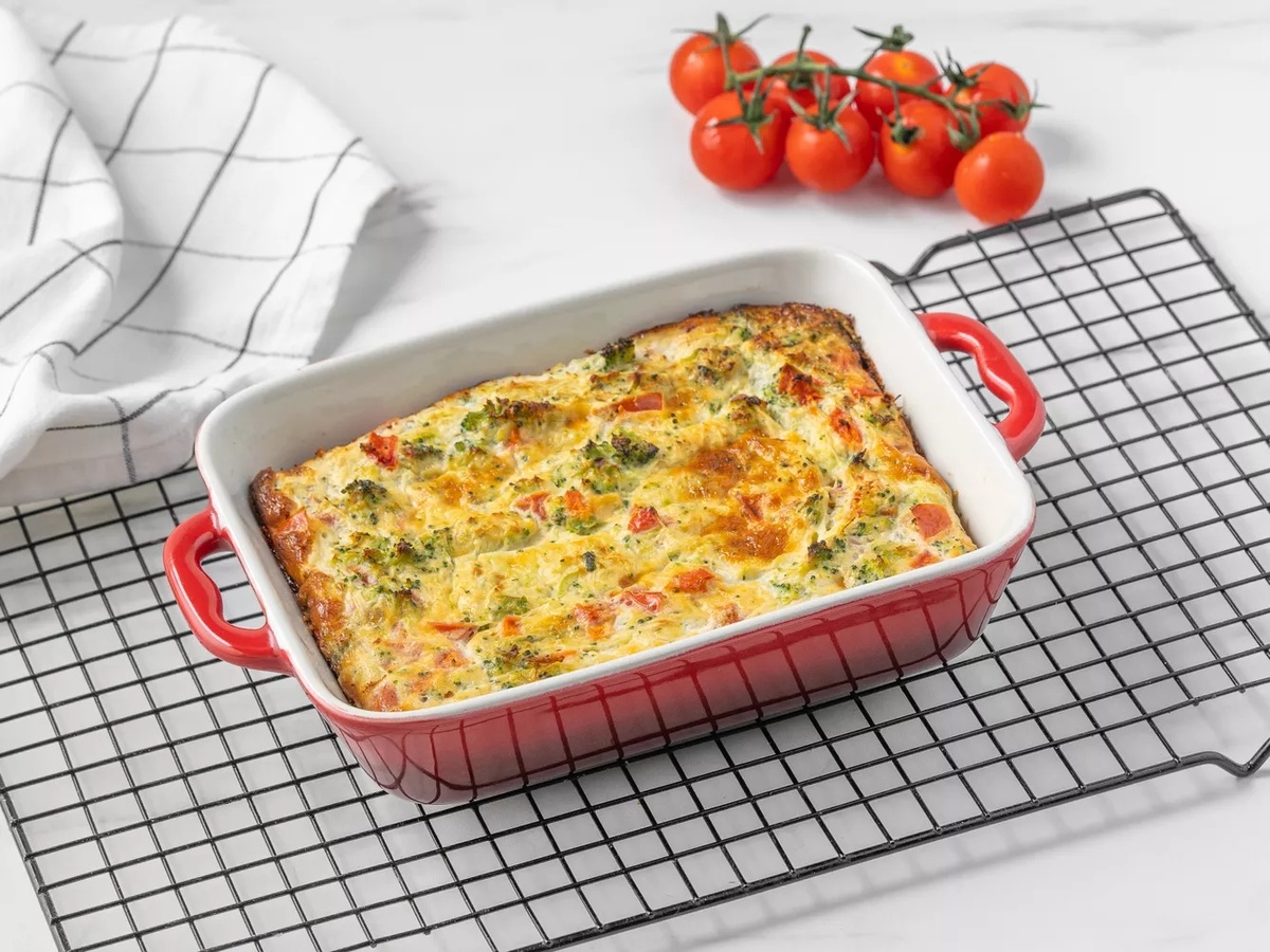 Вместе с помидорами попробуйте положить в омлет кабачок и брокколи — получится намного вкуснее и сытнее. Мы сделали блюдо на кокосовом молоке, но вы можете выбрать вместо него миндальное или соевое. При желании вместо кабачка возьмите цукини, а брокколи замените на цветную капусту.