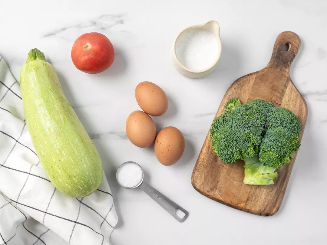 Помойте яйца и овощи. Очистите кабачок от кожуры. Подготовьте миксер.