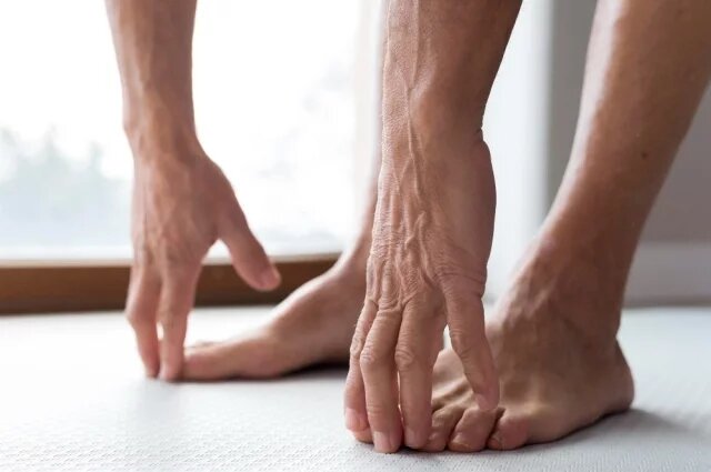    Кому категорически нельзя ходить дома босиком?