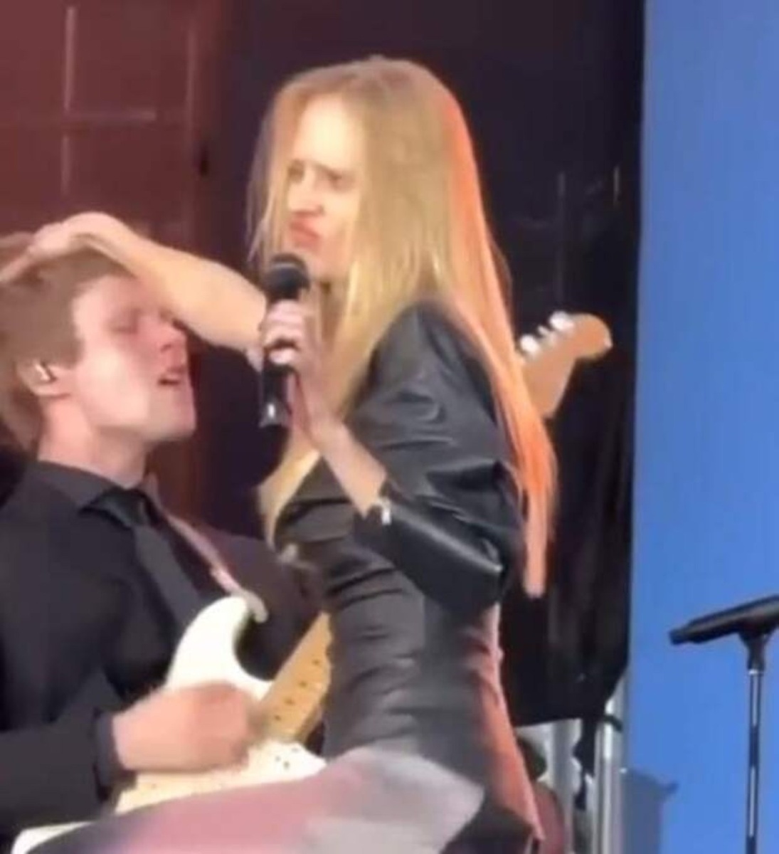 Кадр с выступления Глюкозы