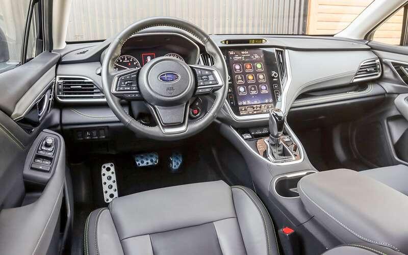    Эргономика – без промахов. Всё необходимое управляется или физическими кнопками, или сенсорными, но постоянно отображающимися на тачскрине. Единственное решение, ­требующее недолгой привычки, – нефиксиру­емый рычаг поворотников.