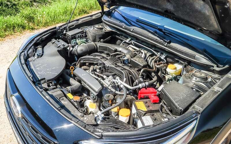    На наклейках под капотом есть надписи на русском языке. Хотя понятно, что специально для нашего рынка сейчас машины в Японии не собирают. Расход для атмосферника на большой машине вышел приемлемый: в пределах 9 л/100 км по трассе и 11,3 л/100 км в смешанном цикле.